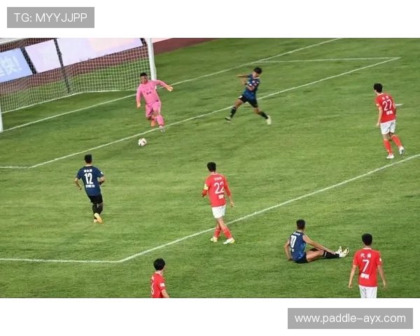 足球球星第一视角震撼瞬间展现激烈赛场对决与技术魅力